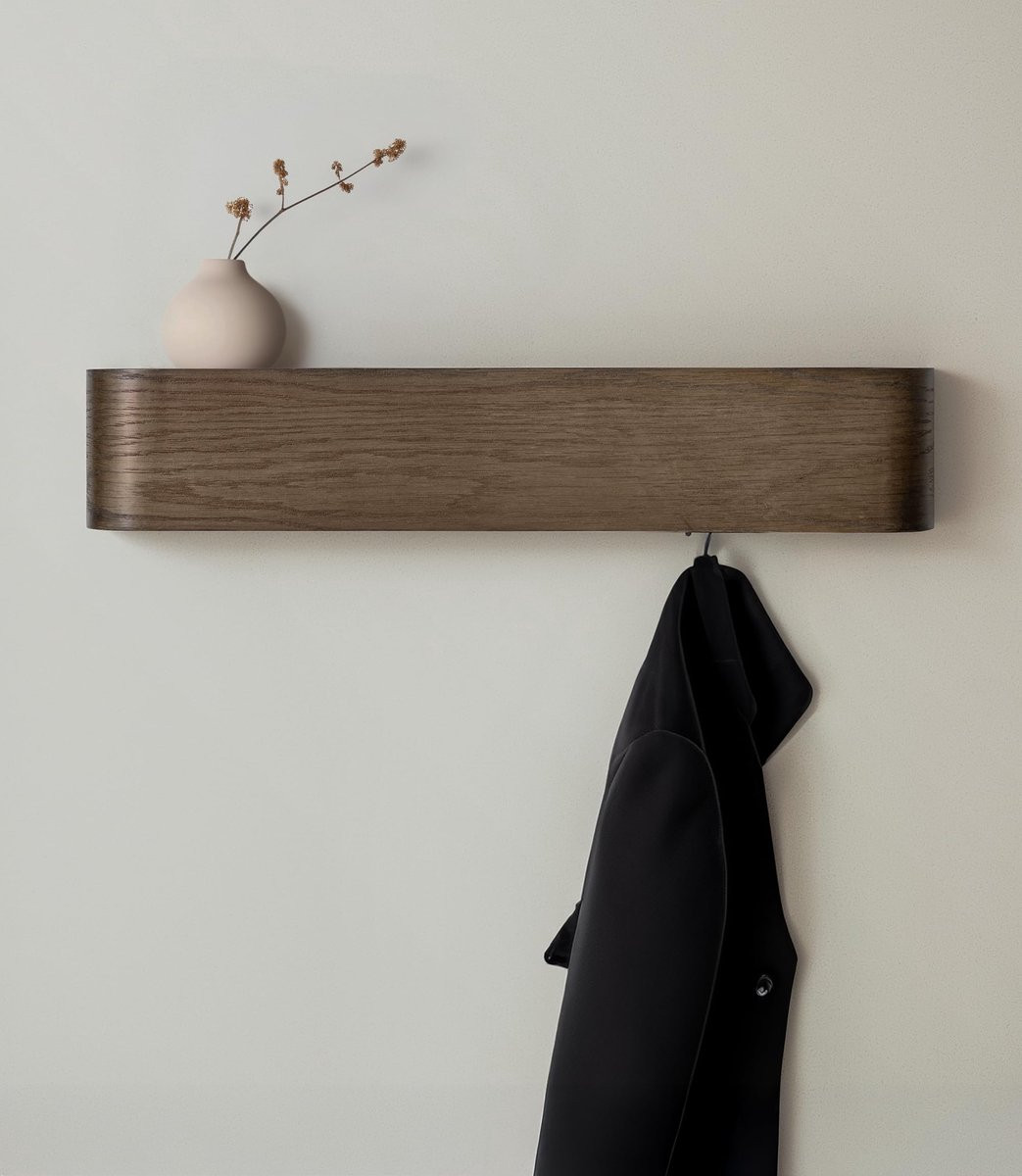 Moderne wandkapstok met hoedenplank van massief houten fineer
