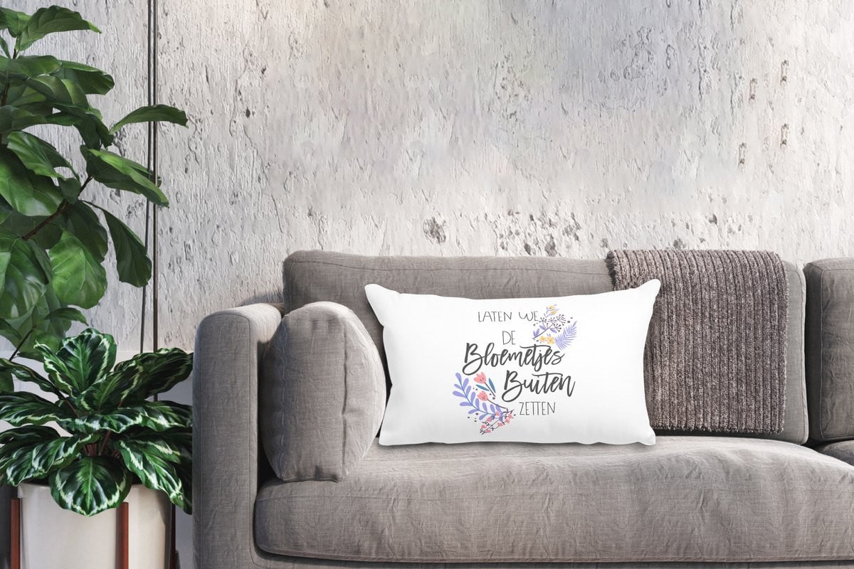 Sierkussen met quote Laten we de bloemetjes buiten zetten, 50 x 30 cm