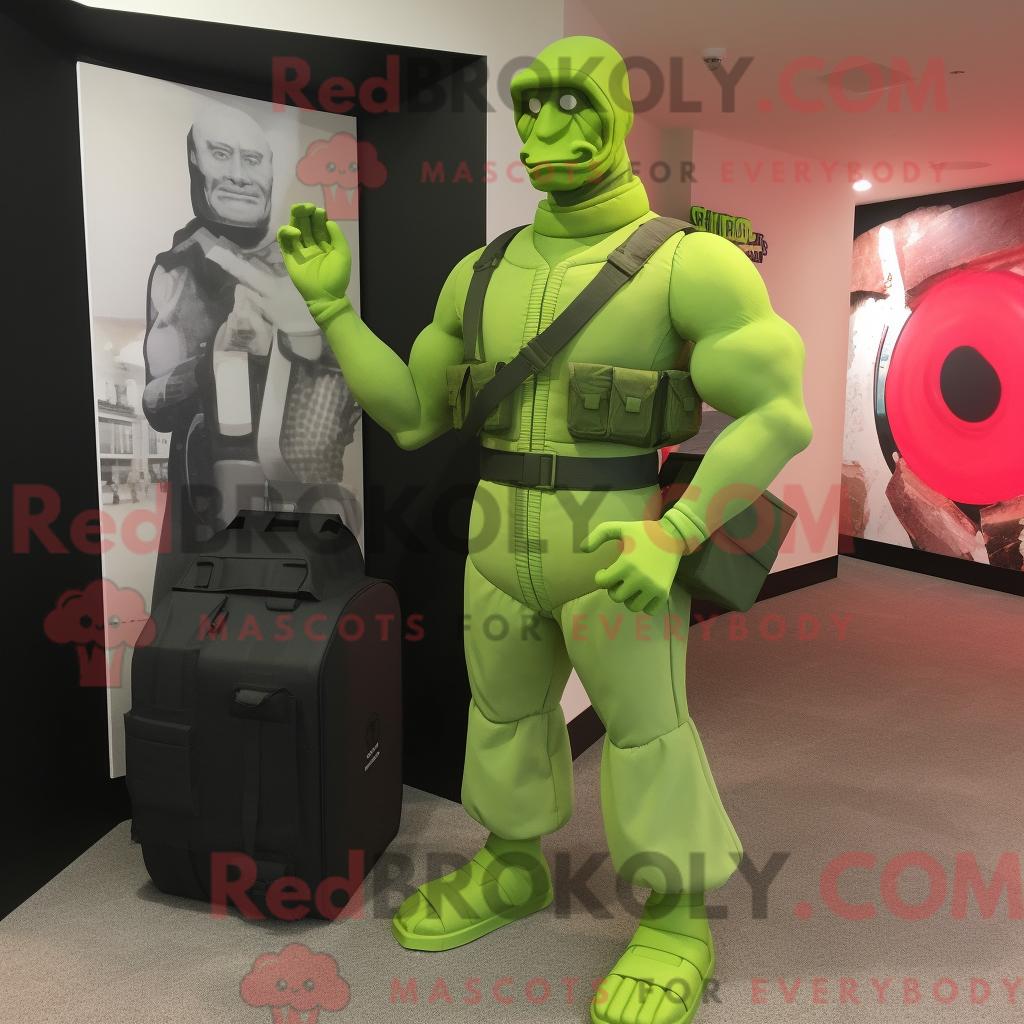 Maskottchenfigur REDBROKOLY eines limettengrünen Gi Joe mit Tanktop und Clutch