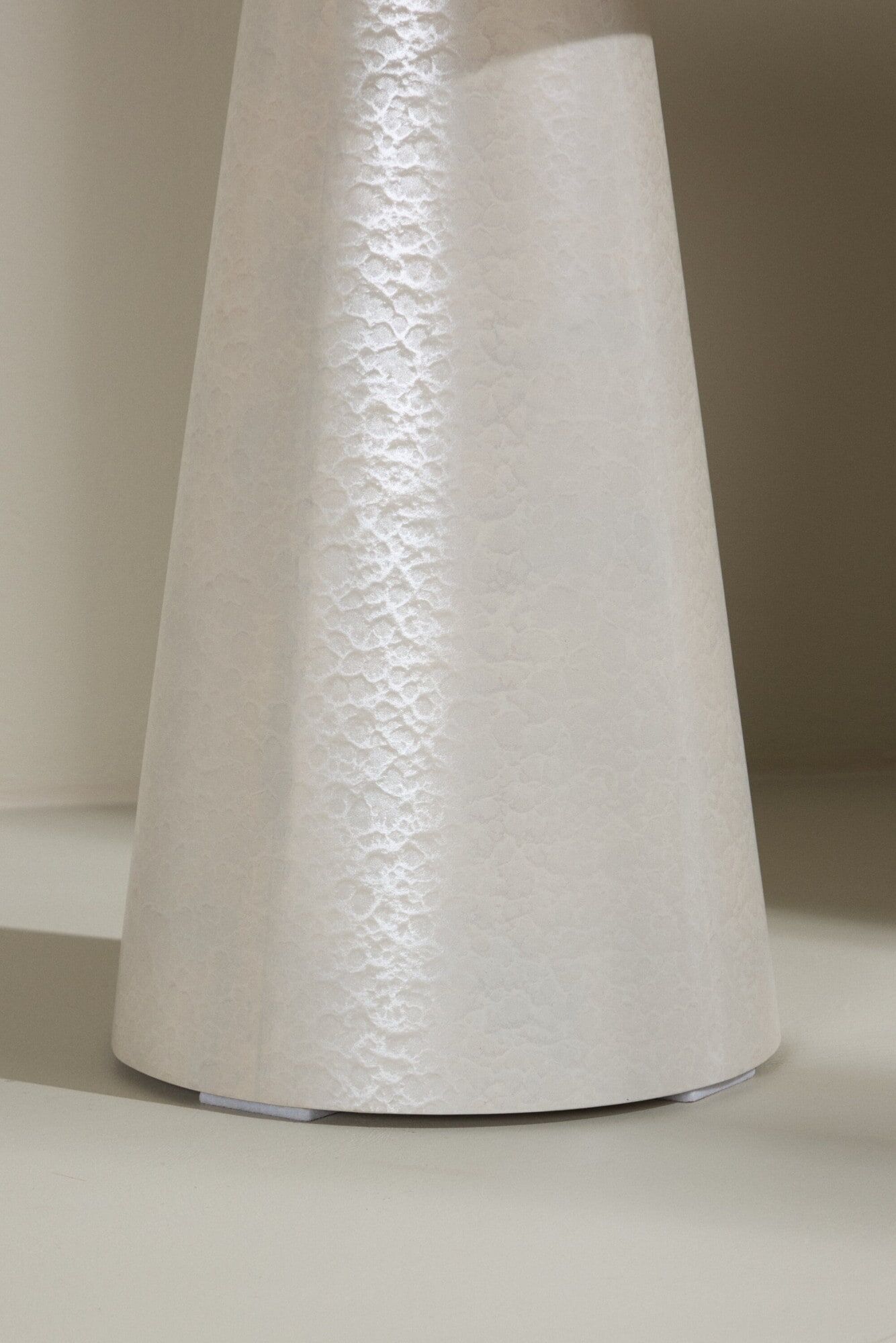 Beistelltisch VENTURE HOME "Lanzo, kompakter runder Beistelltisch, schlicht & elegant, Ø 35 cm", weiss (glossy weiß, glossy weiß, glossy weiß), B:35cm H:45cm T:35cm, Tische, Beistelltisch, Ablagetisch, MDF, rund, leicht, kompakt, vielseitig, modern glossy