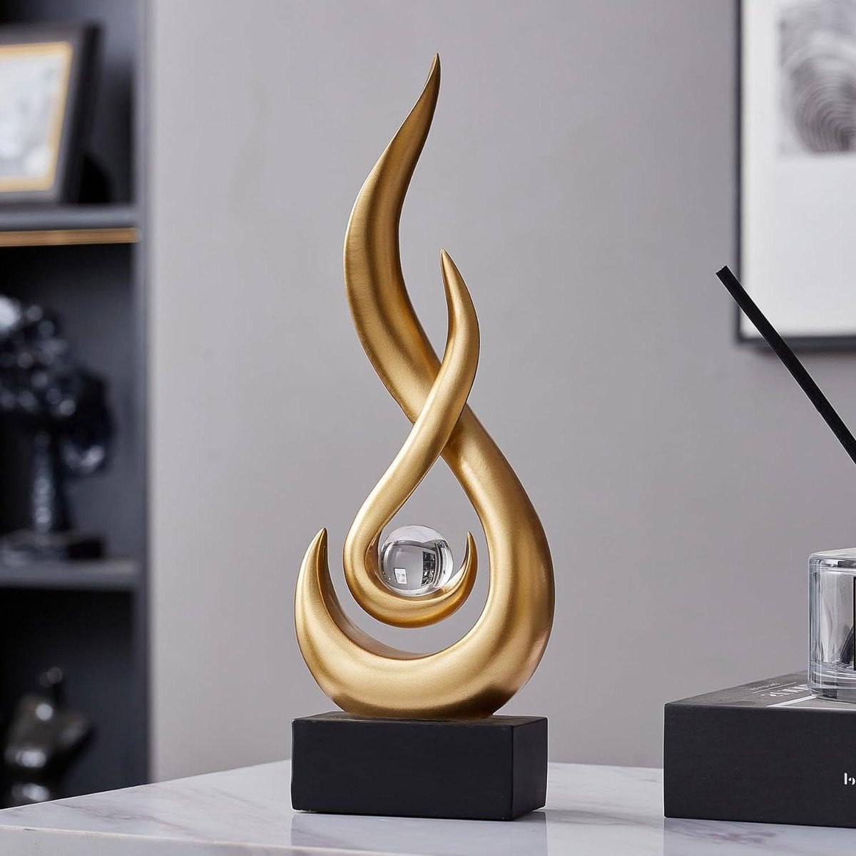 Abstract Beeld Vlam met Glasbol - Goud Hars Sculptuur voor Tafeldecoratie