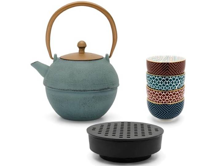 Bredemeijer Asia Teekanne Set 1.2 Liter - blaue gusseiserne Kanne mit Edelstahl-Tee-Filter-Sieb Einsatz inkl. 4 Porzellan Tassen & Stövchen