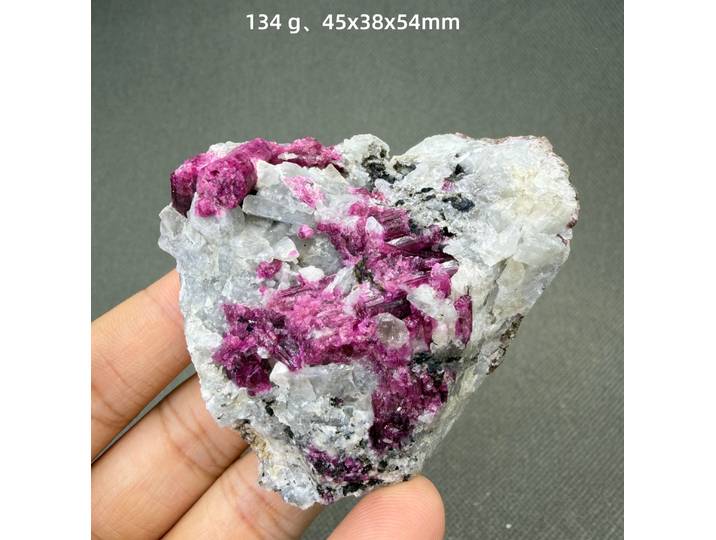 134 g Spécimen naturel de tourmaline rose du Mozambique + cristaux et pierres de quartz curatrices