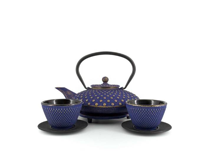 teayumi Teekanne CHIYO Tetsubin Komplett-Set Gusseisenkanne 800 ml Blaugold, 0.8 l, (Komplett-Set, 8-teilig), mit herausnehmbaren Edelstahlsieb, mit Henkel