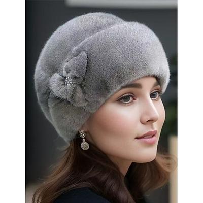 Weihnachtsmütze aus Kunstpelz für Damen mit Schmuckstein-Blumendetail, weiches Plüschdesign in mehreren Farben für die Winterferien