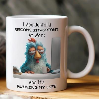 Lustige Geschenktasse: „Ich bin versehentlich wichtig im Büro geworden und das ruiniert mein Leben." Witzige Kaffeetasse mit Spruch für Kollegen.