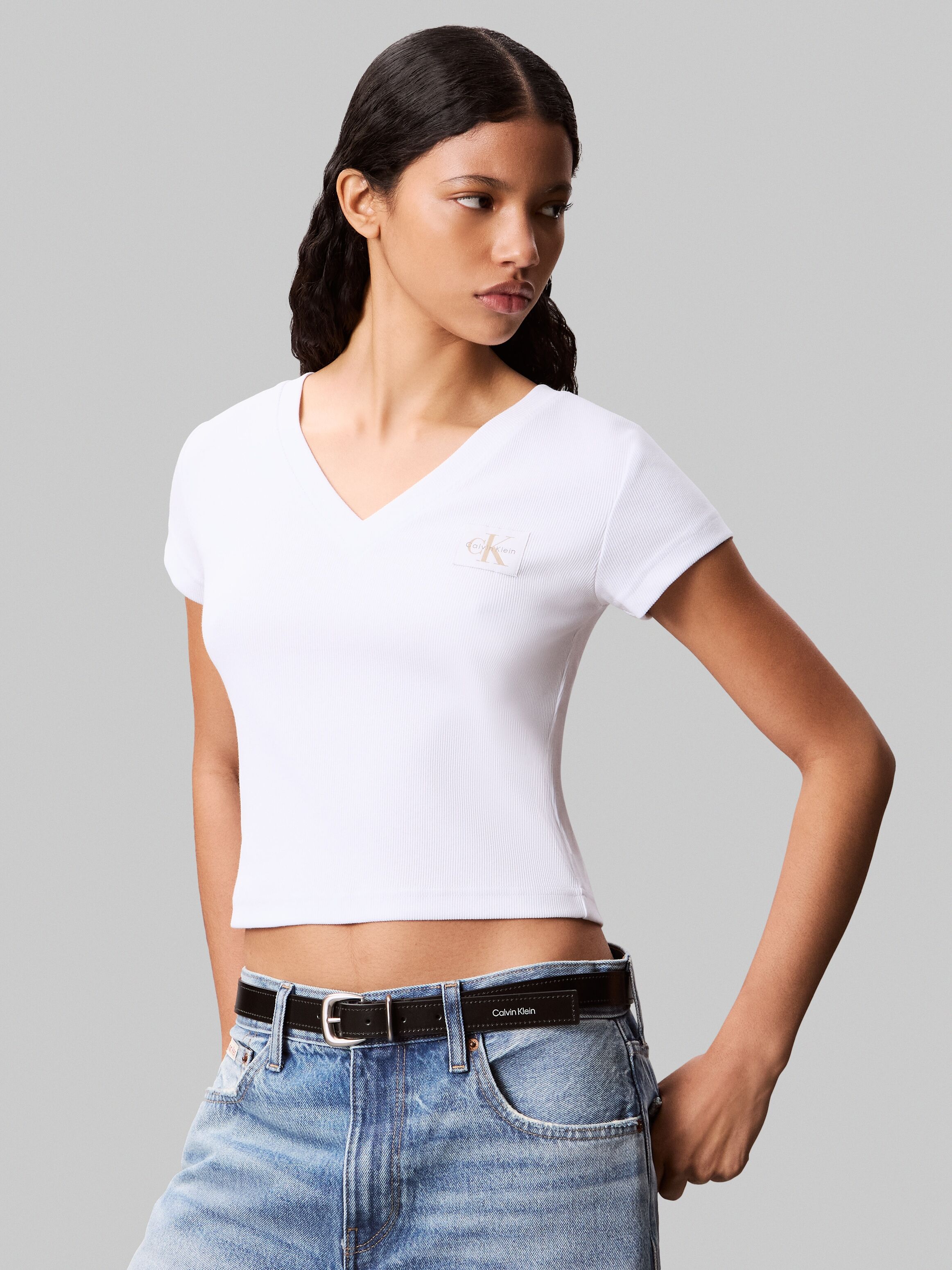 Calvin Klein Jeans "A- SS WOVEN LABEL RIB VNECK TEE" mit gewebtem Label