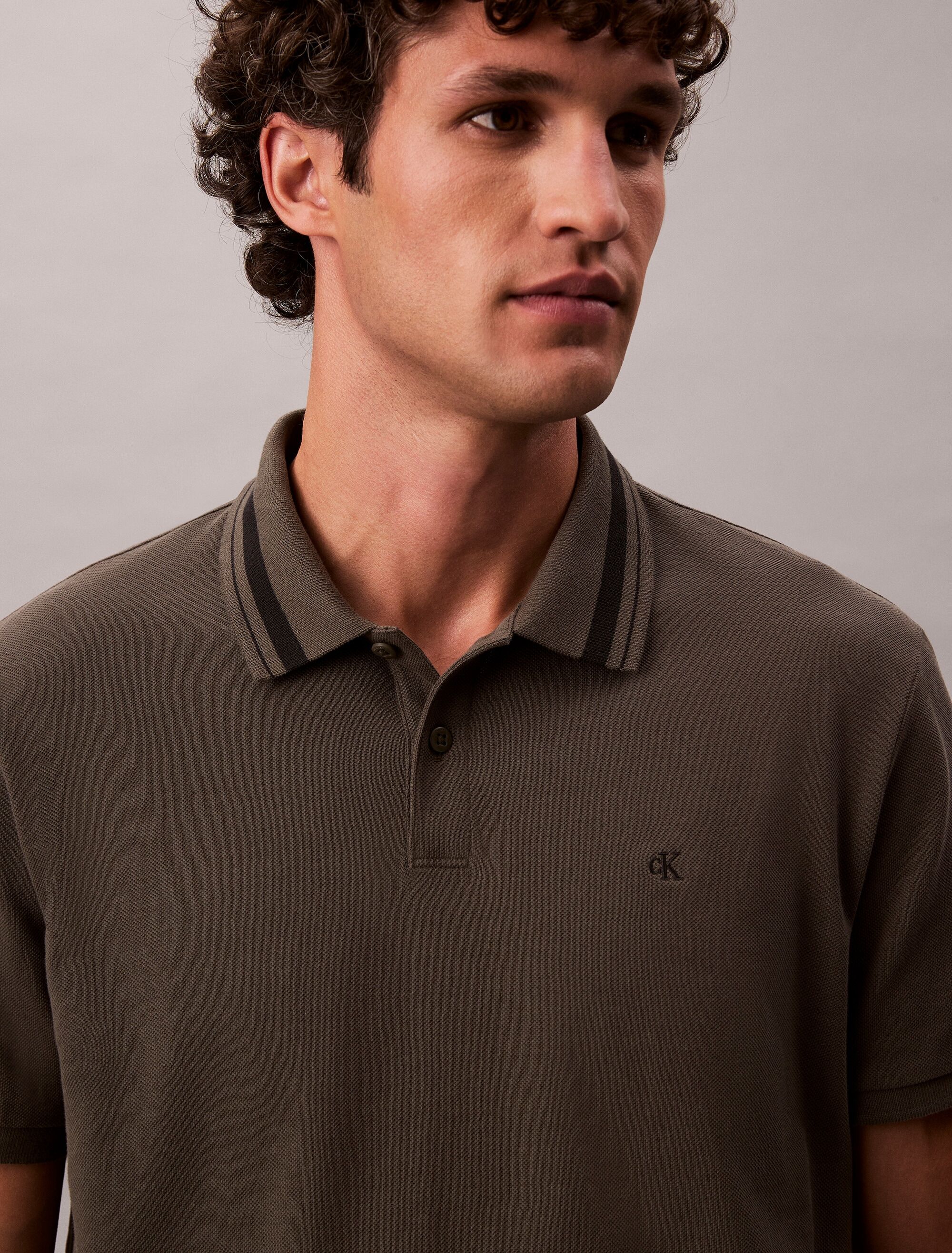Poloshirt CALVIN KLEIN JEANS "SS CSL PQ CLSSC TPPD", Herren, Gr. S, grau, Jersey, Obermaterial: 100% Baumwolle, klassisch normal, Rundhals, eingesetzt angesetztes Bündchen, Shirts Poloshirt, Mit Rundhalsausschnitt grau S