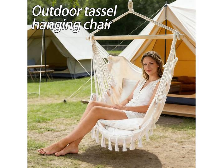 Une longue barre en bois de style bohème beige/gris avec franges pour chaise suspendue de jardin. Fauteuil suspendu... Pour une utilisation dans un jardin