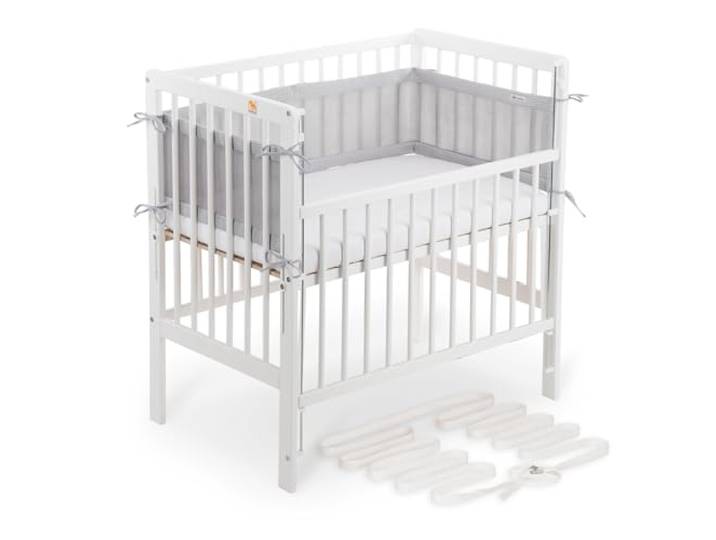 FabiMax Boxspring Baby Beistellbett Flex 90x55, TÜV geprüft, aus Buchenholz weiß lackiert, mit innovativem verstellbarem Seitengitter, passend für Boxspringbetten (Matratze Classic, Grau)