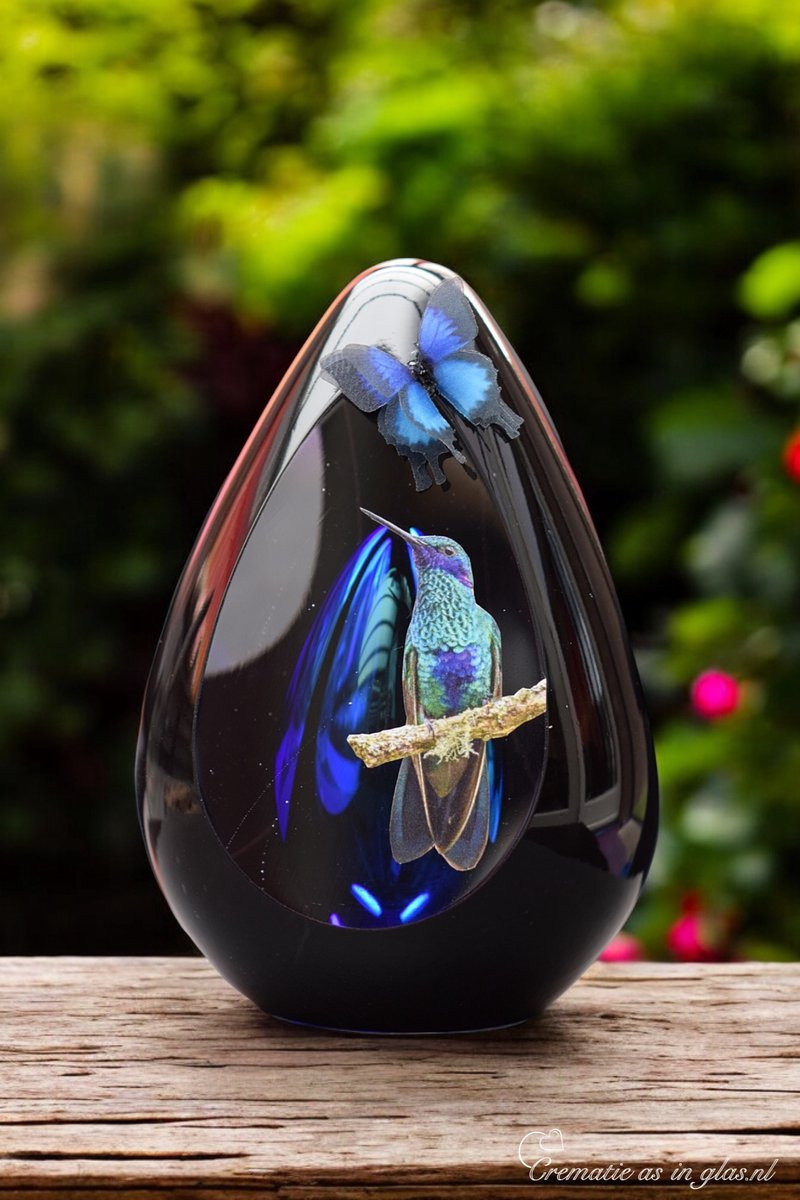 Glazen urn met kolibrie en vlinder, blauw, ambachtelijk gedecoreerd in Nederlands atelier