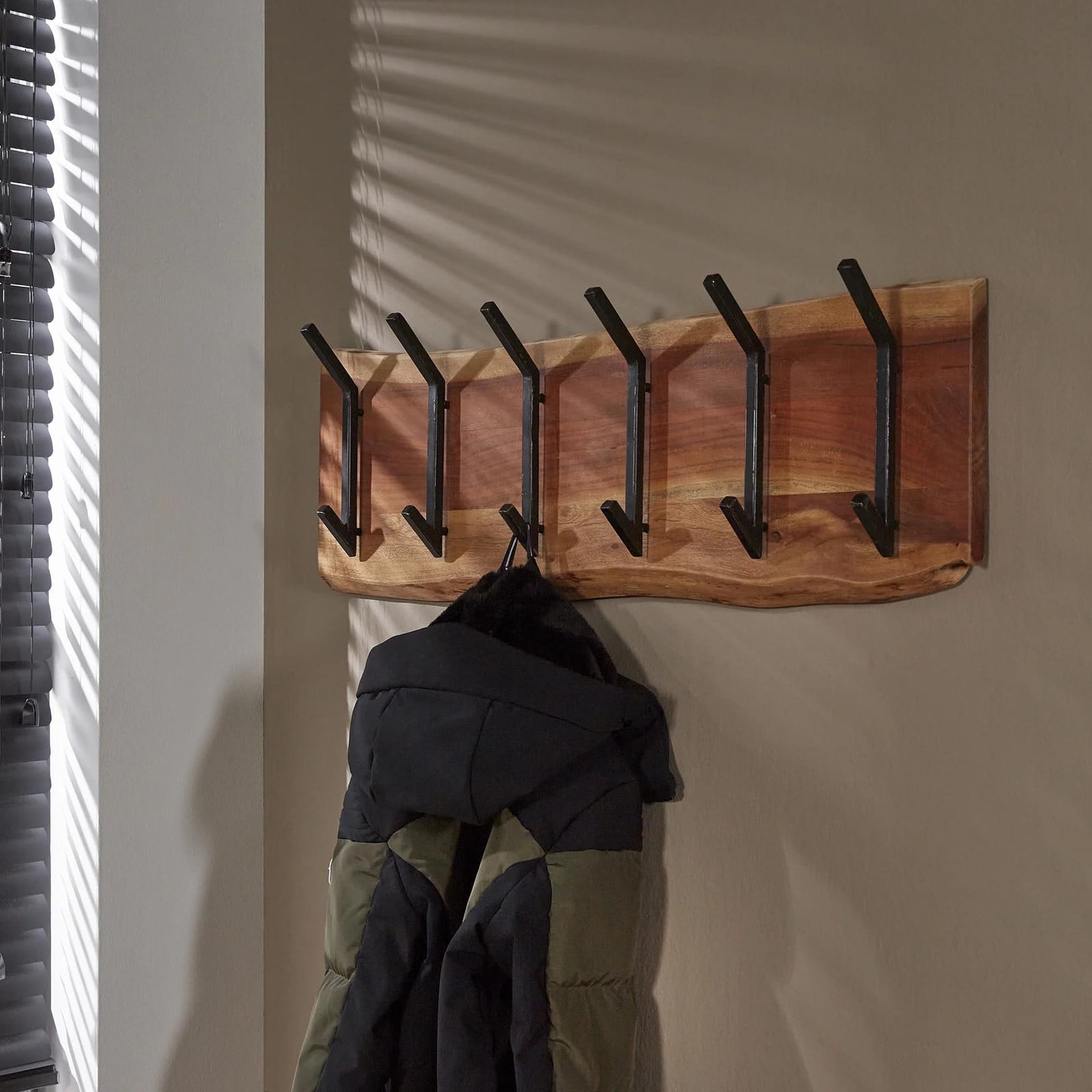 WoonStijl Kapstok Edge met 2x6 haken van massief acacia hout in naturel en zwart