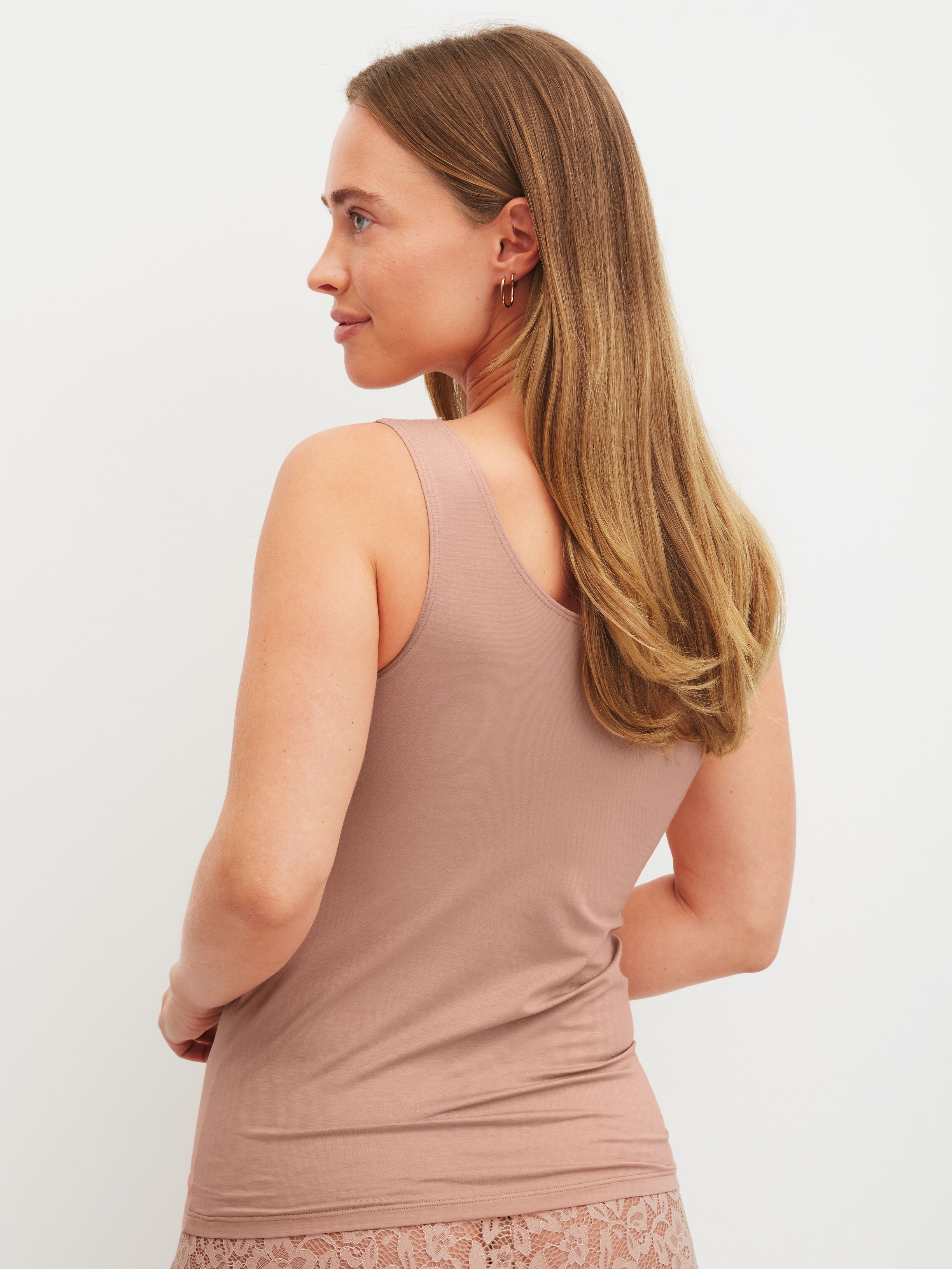 Tanktop CALIDA "Natural Comfort Lace", Damen, Gr. XS (36/38), beige (timeless taupe), Single Jersey, Obermaterial: 92% Baumwolle, 8% Elasthan, normal hüftbedeckend, V-Ausschnitt, Tops Tanktop, elastisch, V-Ausschnitt, weiche Spitze, breite Träger timeless