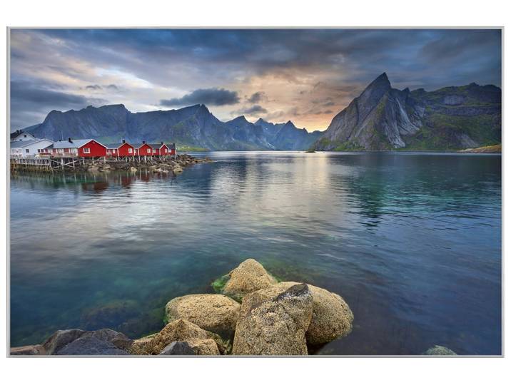 Bild mit Rahmen Skandinavisches Dorf am Fjord 2 image LAND