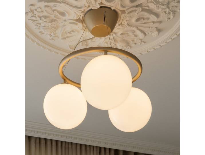 Miira 3 Kronleuchter Circular, messing/opal, Ø 54 cm - Nuura - Esszimmer - Skandinavisch - Metall - Mit Schirm