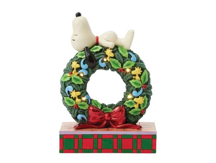 Enesco Peanuts by Jim Shore Snoopy Sleeping on Christmas Kranz, beleuchtete Figur, 18 cm, mehrfarbig