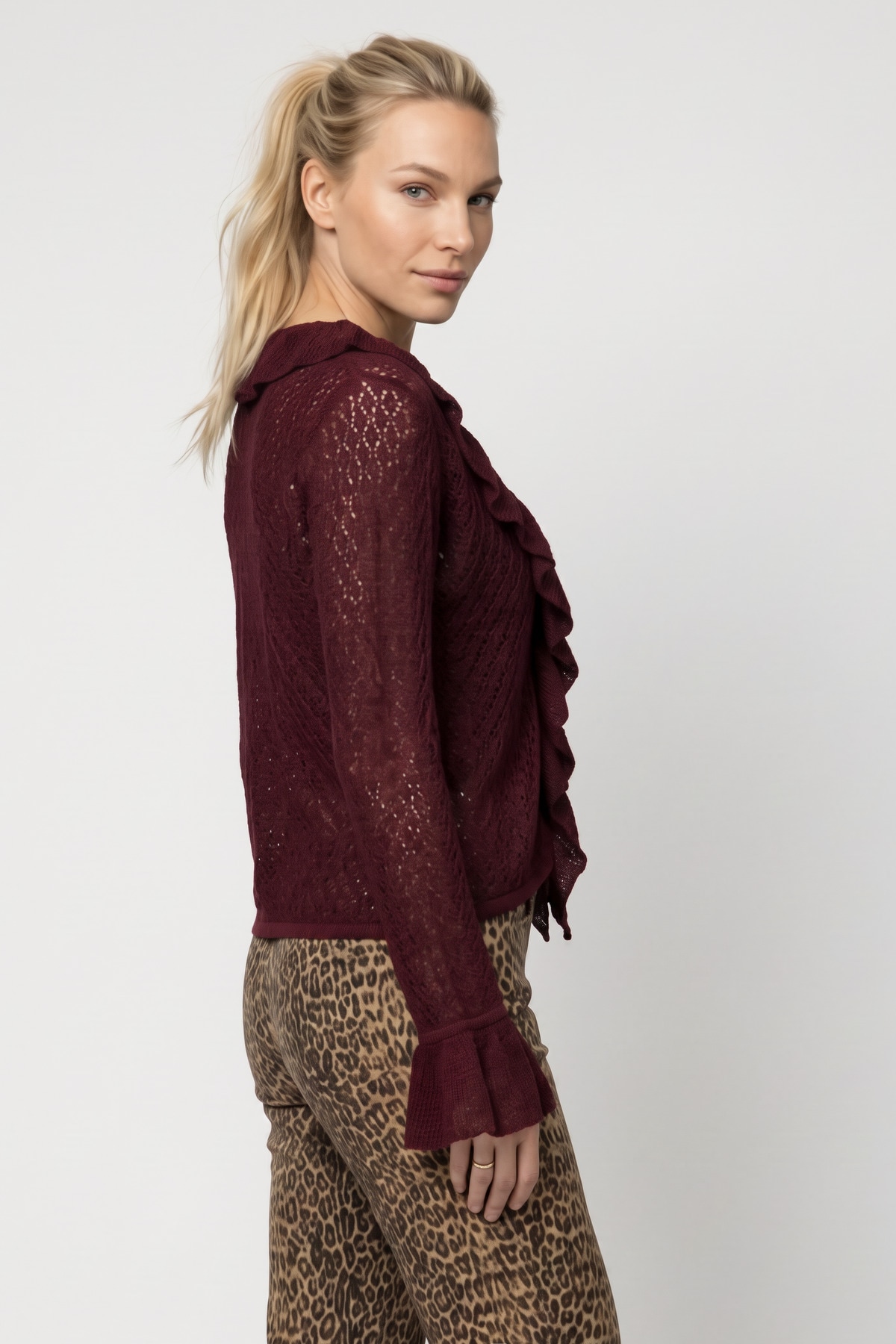 Cardigan MONARI "Jacke Volants", Damen, Gr. 34, rot (dkbordeaux), Web, Obermaterial: 75% Polyacryl, 25% Polyamid, unifarben, regular fit taillenbedeckt, V-Ausschnitt, Trompetenärmel gerader Abschluss, Strickjacken Cardigan, Regular fit mit Volants