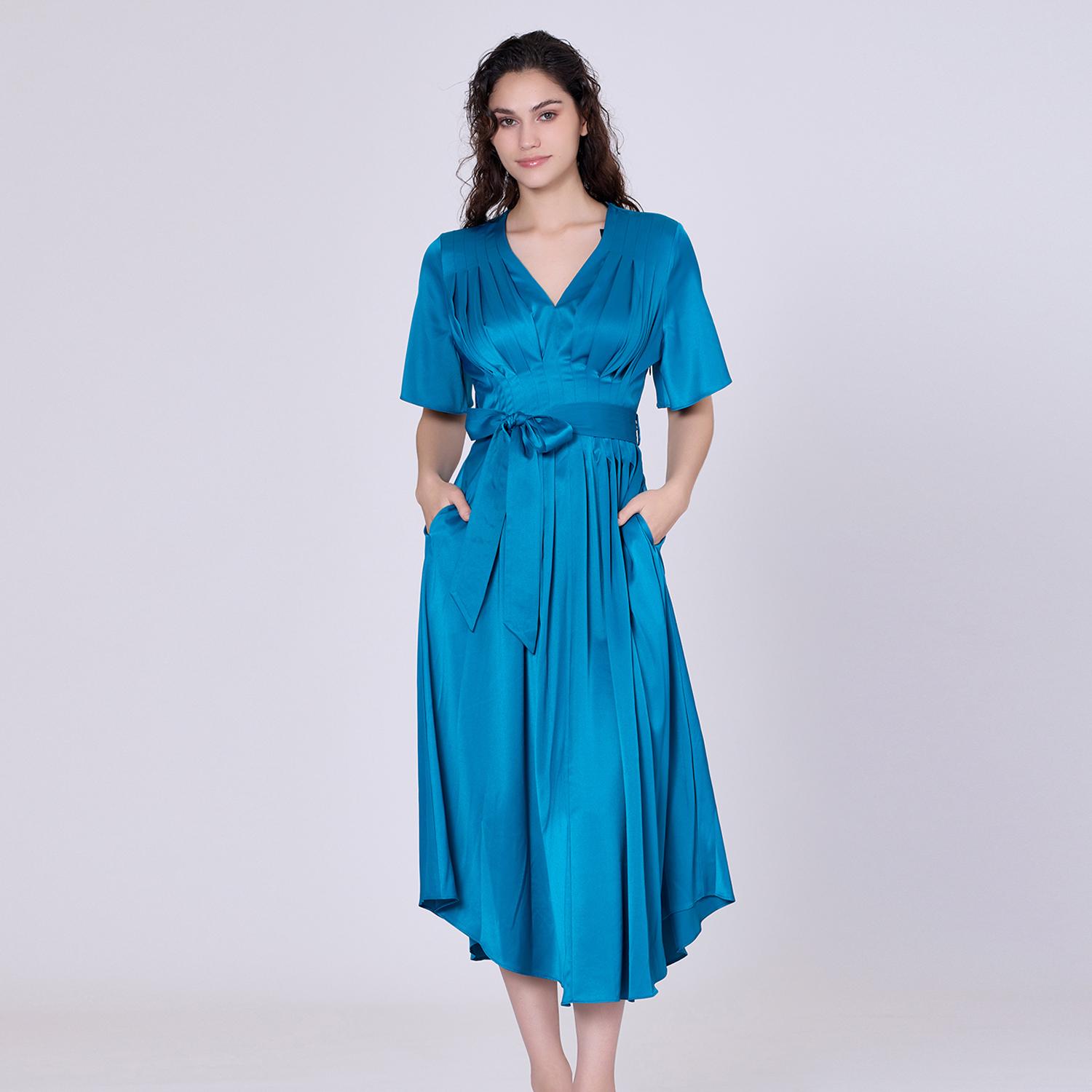 Kleid aus Satin mit mehreren Falten
