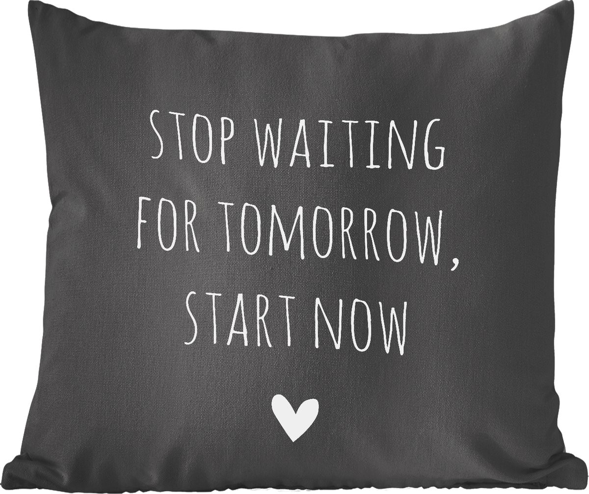 Sierkussen met Engelse quote Stop waiting for tomorrow, start now en hartje - Zwart - 50 x 50 cm