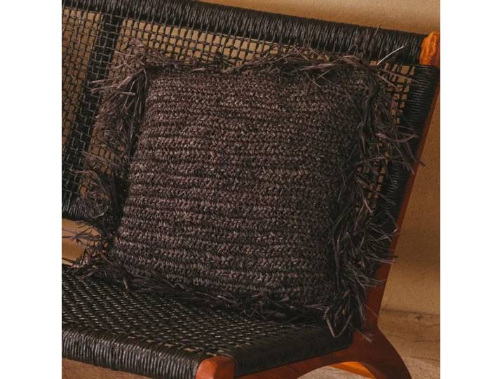 Coussin noir en raphia tressé 40x40