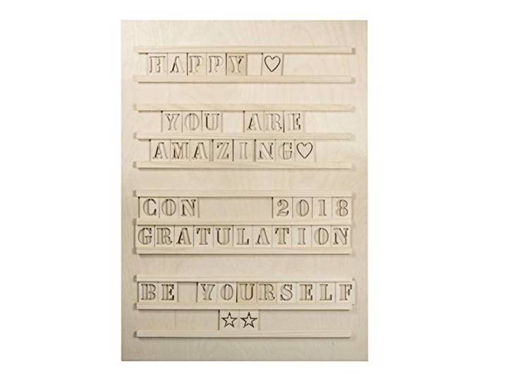 Rayher 62859505 Letterbord van hout, naturel, 30 x 42 cm, inclusief 96 letters, cijfers en symbolen, populierenhout, FSC-gecertificeerd, letterbord, steekbord, groefbord