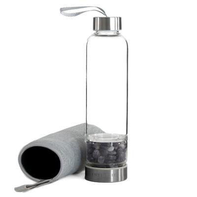 Intirilife Trinkflasche Wasserflasche mit Heilsteinen mit grauer Tasche - Amethyst - 400 ml Füllmenge