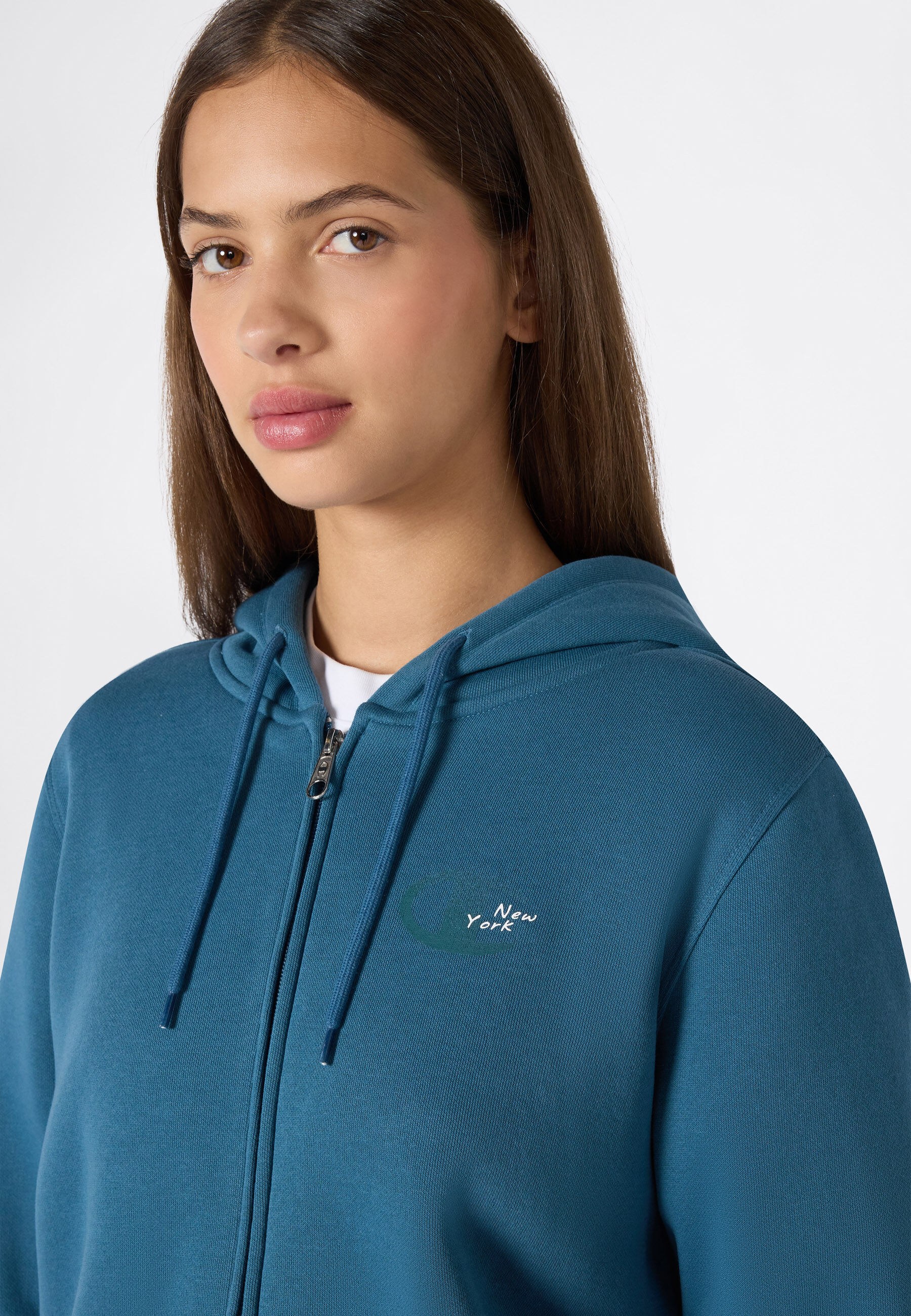Kapuzensweatjacke CHAMPION "SPORTWEAR ZIP-UP HOODIE Slim Fit", Damen, Gr. L, blau (idt), Obermaterial: 55% Baumwolle, 45% Polyester, Sweatjacken Kapuzensweatjacke, mit durchgehendem Reissverschluss, körpernahe Passform idt L