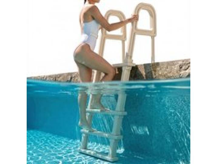 VEVOR Échelle de Piscine Inclinée en Plastique avec 2 Rampes, 5 Marches Antidérapantes, Capacité de Charge 136 kg, pour Piscines Creusées de 122-137 cm, Terrasse, Jardin, Maison, Intérieur, Extérieur