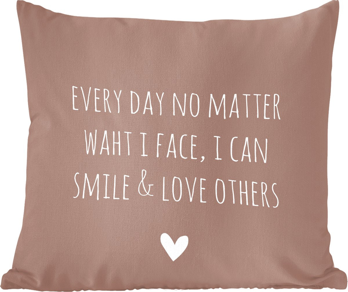 Sierkussen met Engelse quote Every day no matter what i face, i can smile & love others op bruine achtergrond - 60 x 60 cm