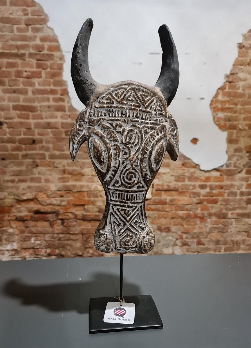 Uniek handgemaakt houten masker op standaard voor woondecoratie