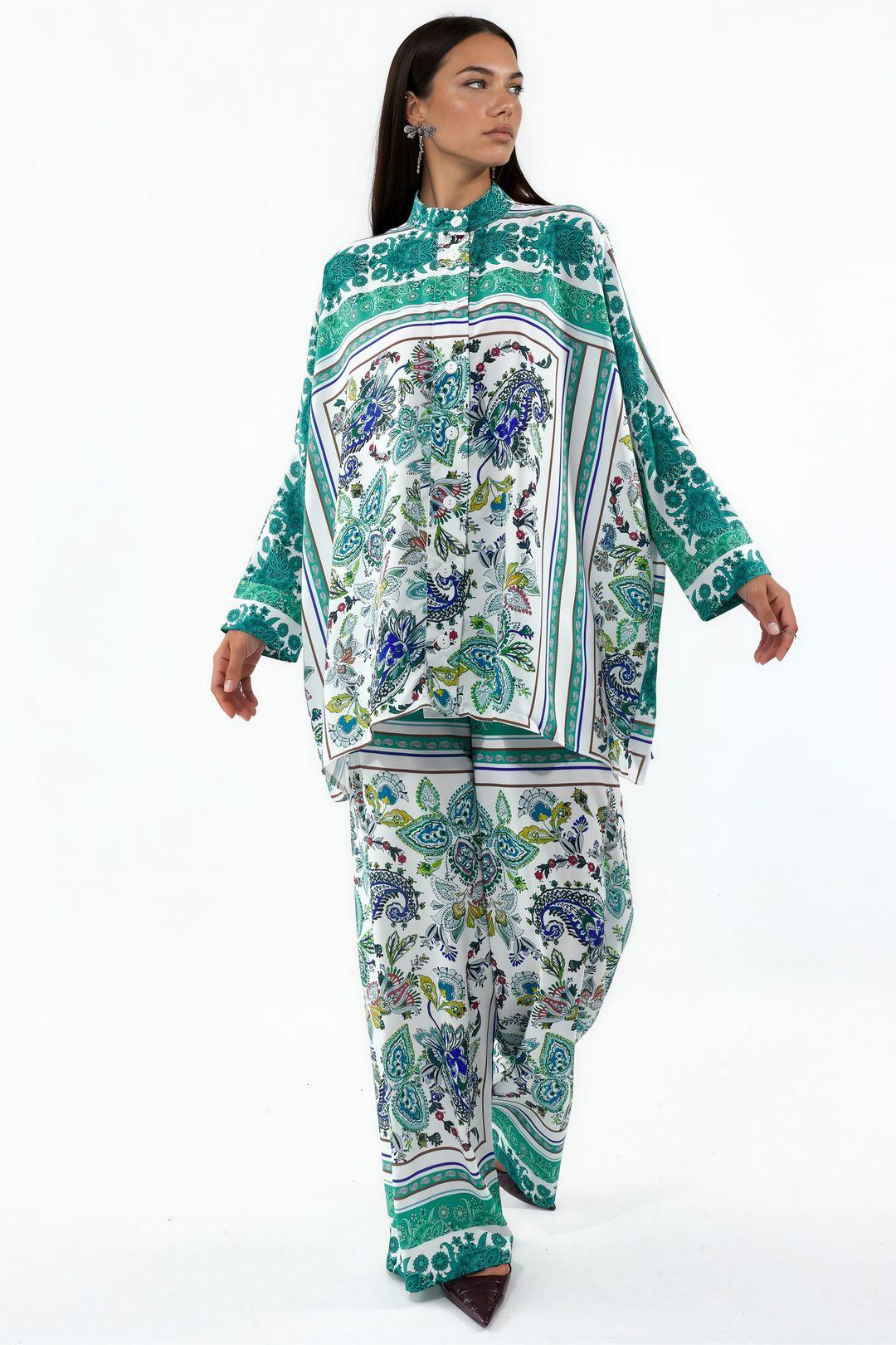Musterbluse mit V-Ausschnitt und weiten Hosen Set