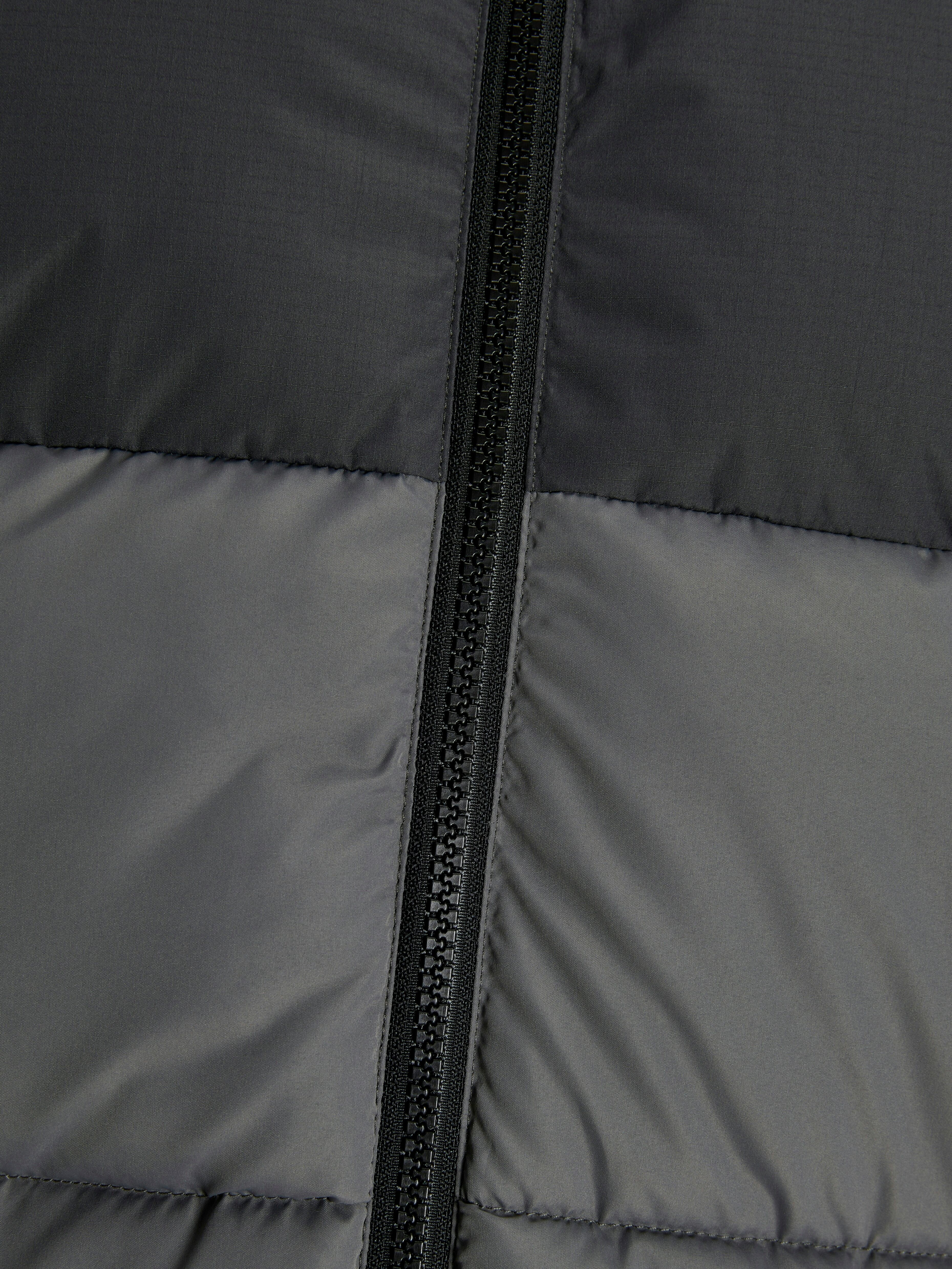 Steppjacke "JJMAZE PUFFER COLLAR PLS", Herren, Gr. 3XL, grau (castlerock detail:schwarz blocking), Web, Obermaterial: 100% Polyester, JACK & JONES PLUSSIZE, regular fit, Jacken Steppjacke castlerock detail:schwarz blocking 3XL