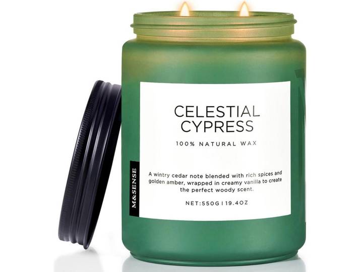 Duftkerze Celestial Cypress Zedernholz & Kardamom 550g 110 Std. Brenndauer, Grün, Paraffin, 13 cm, Dekoration, Kerzen & Kerzenhalter, Duftkerzen