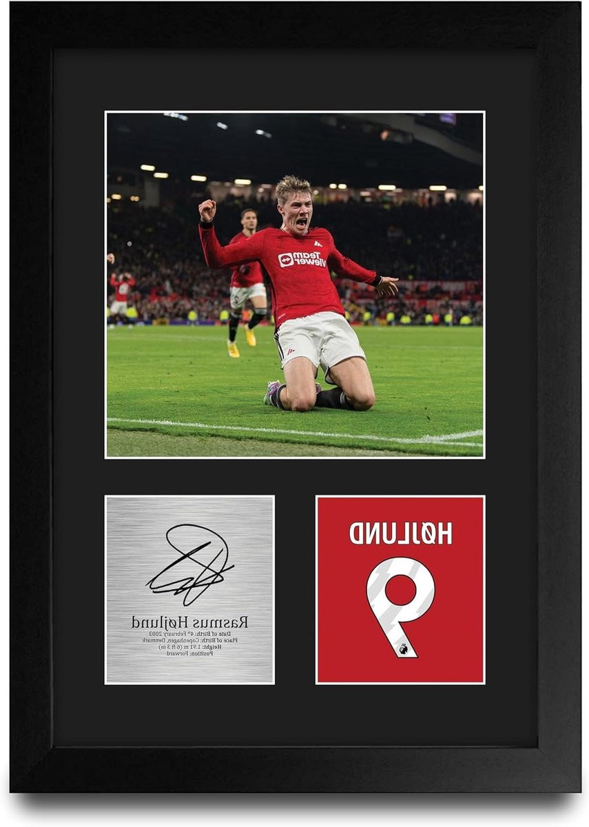 Ingelijste Rasmus Hojlund Voetbalfoto A4 - Gesigneerde Replica Fan Merchandise - Zwart