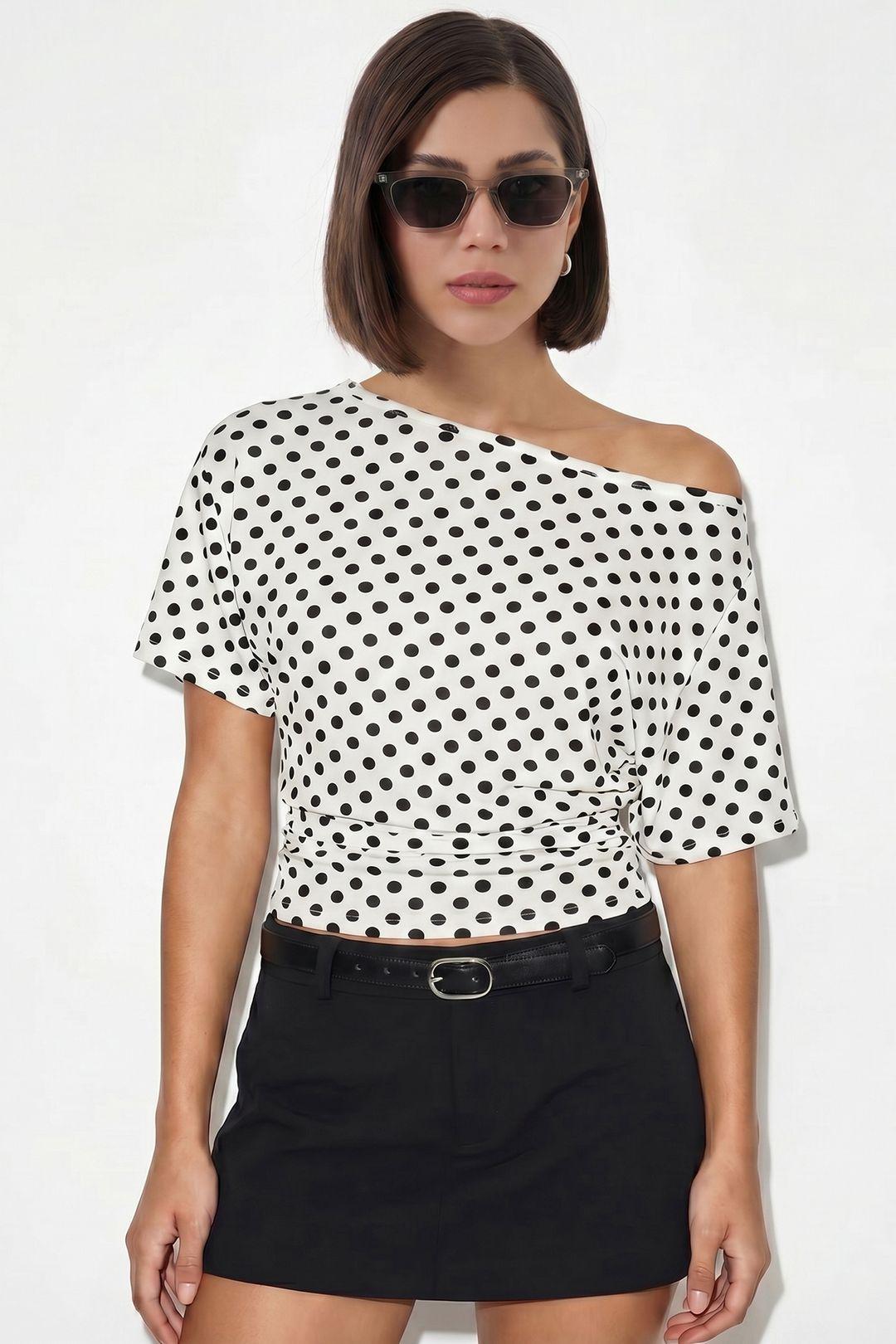 Schulterfreie Bluse mit Pünktchen im Oversized-Stil