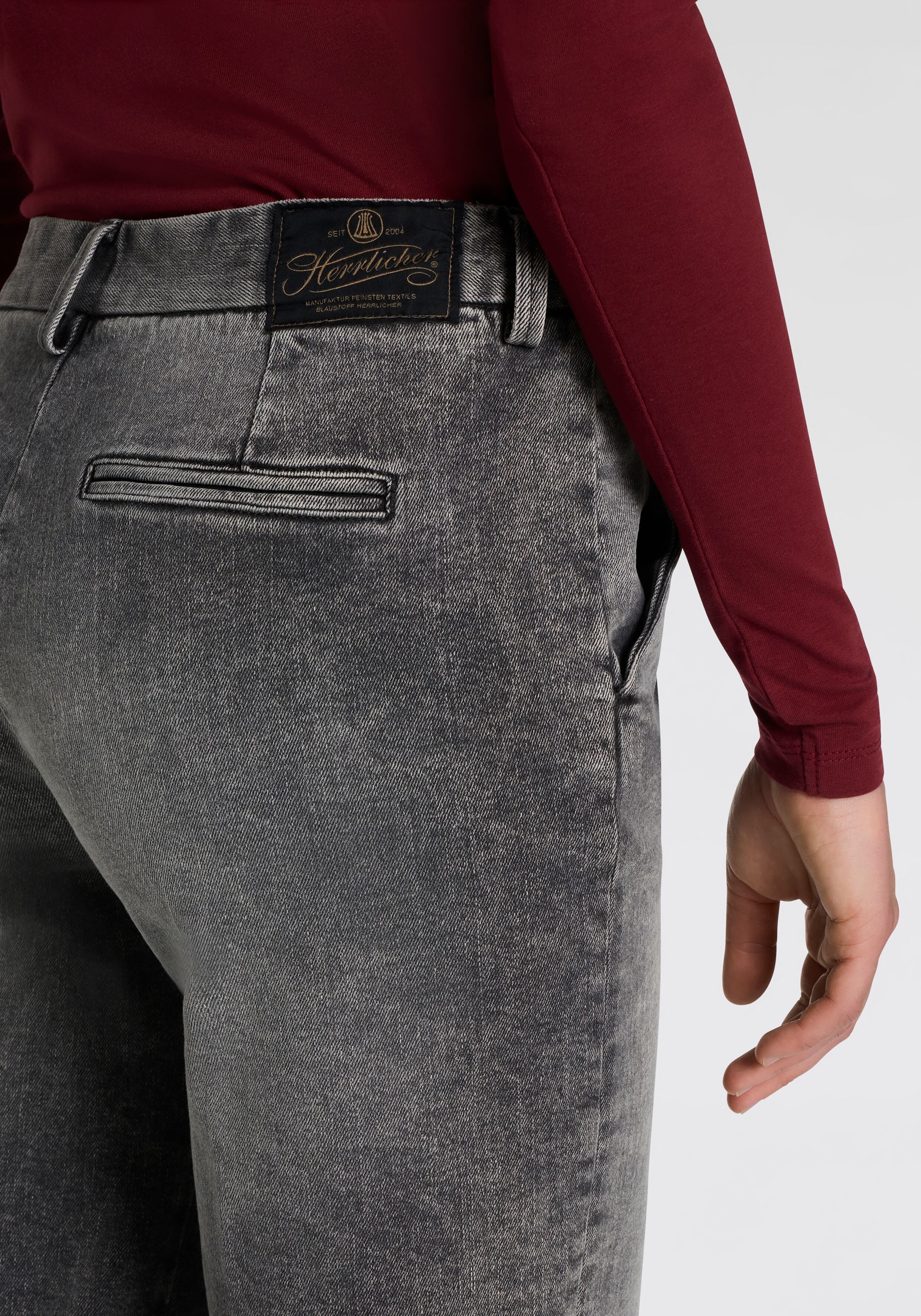 High-waist-Jeans HERRLICHER "Lovely Flared Denim Black", Damen, Gr. 28, N-Gr, grau (titanium), Denim/Jeans, Obermaterial: 98% Baumwolle, 2% Elasthan, bootcut fit lang, Jeans High-waist-Jeans, im Flared Fit titanium 28, N-Gr