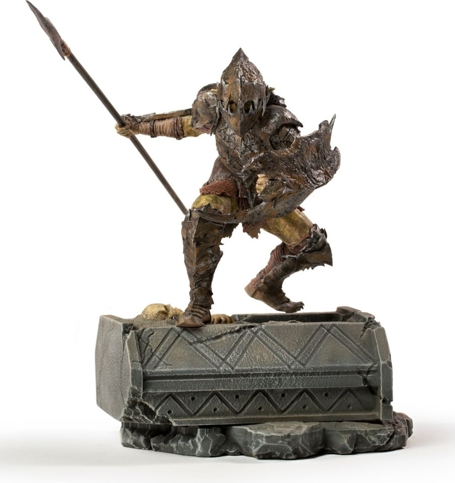 Iron Studios The Lord of the Rings Beeld van een bepantserde Orc schaal 1/10