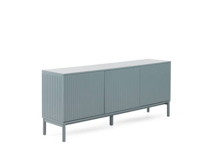 Buffet bleu avec rainures sur les portes et les côtés