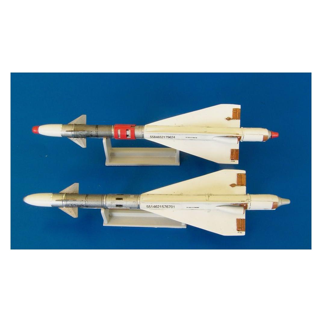 Plus Model Missile R-40T (AL4044)
