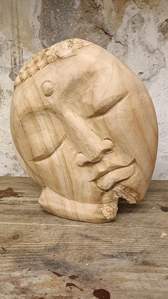 Houten Boeddha gezicht voor op tafel