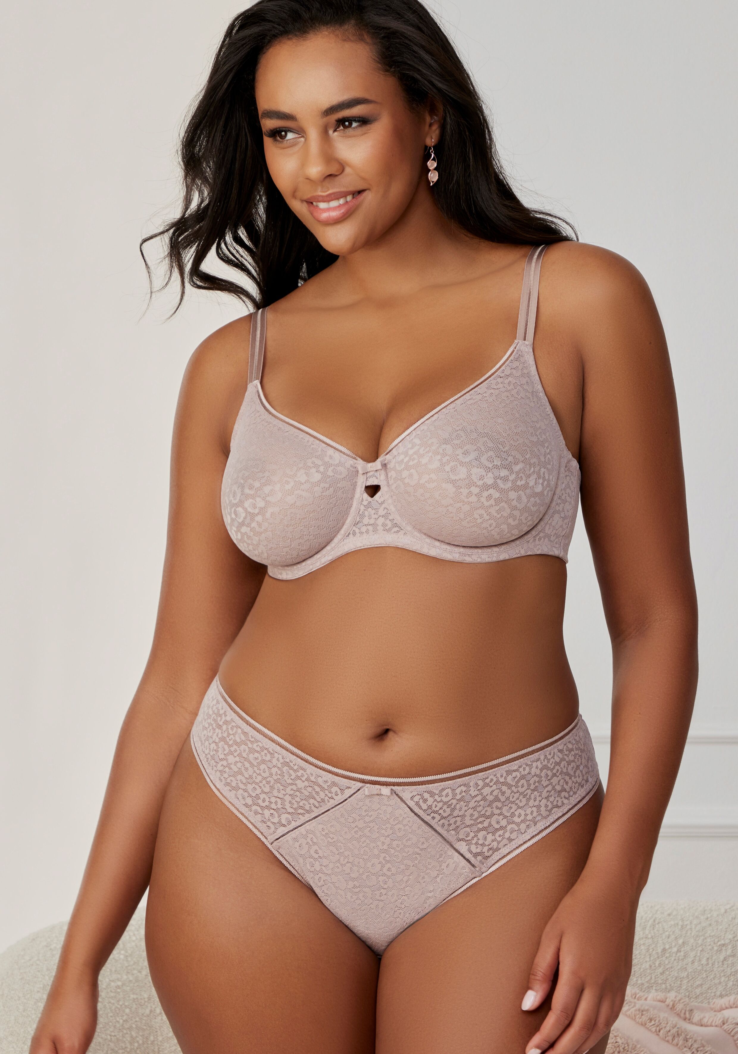 String NUANCE BY LASCANA, Damen, Gr. 40/42, beige (sand), Spitze, Obermaterial: 89% Polyamid, 11% Elasthan, Unterhosen String, aus Allover-Jacquardspitze im angesagten Leo-Look sand 40/42