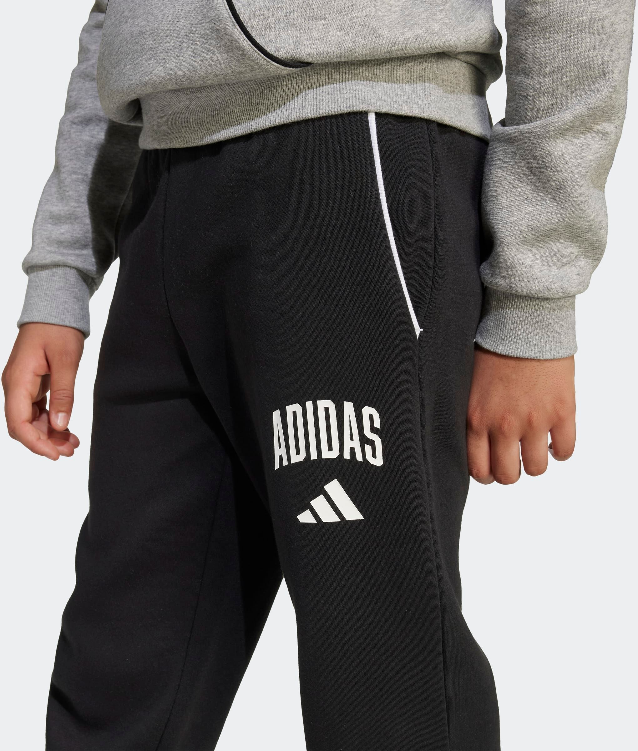 Sporthose ADIDAS SPORTSWEAR "SAISON ESSENTIALS COLLEGE TYPOGRAPHIE KINDER", Kinder, Gr. 128, N-Gr, schwarz-weiß (schwarz, weiß,), Obermaterial: 55% Baumwolle, 36% Polyester, 9% Viskose, Hosen Sporthose, für Kinder und Teens, sportlicher Stil, mit Seitenta