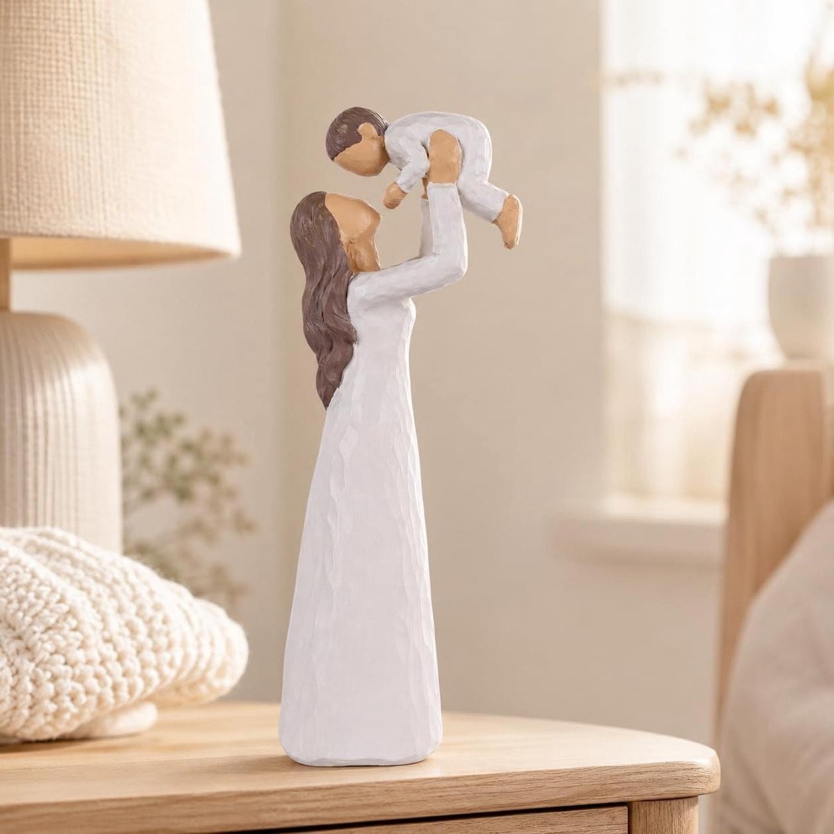 Handgeschilderd wit beeldje van moeder en zoon voor huisdecoratie
