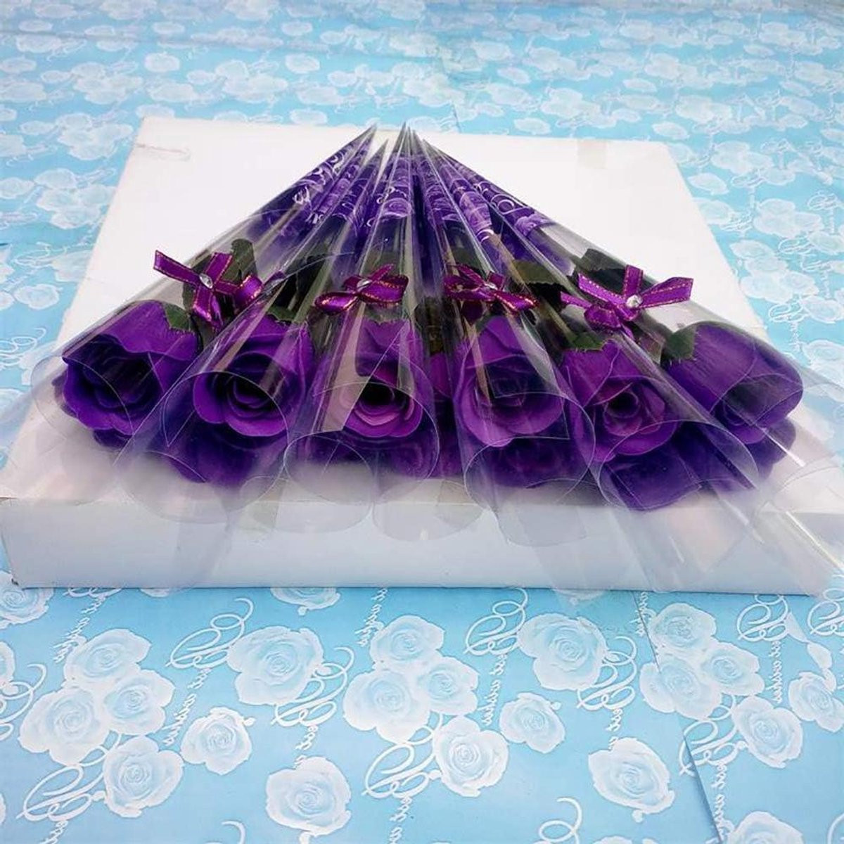 Handgemaakt boeket van paarse zeepbloemen met 10 kunstmatige rozen voor decoratie
