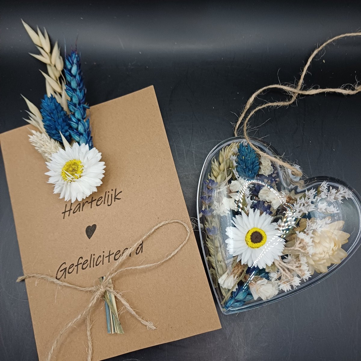 Droogbloemenkaart Hartelijk gefeliciteerd met hart van blauwe en naturel tinten droogbloemen