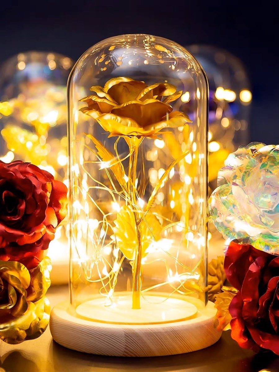 Gouden kunstbloem met roos in glazen stolp en LED-verlichting