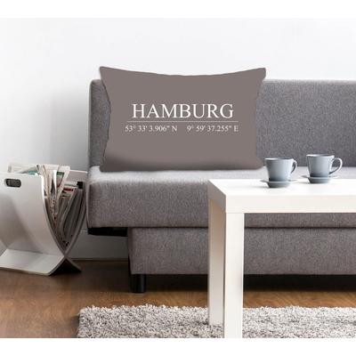 Dekokissen QUEENCE "Hamburg", grau (grau, bedruckt), B:40cm L:60cm, Polyester, Dekokissen_Sitzkissen_Kissenhüllen, Kissenhülle,Hamburg Schriftzug,Koordinaten,Stadtmotiv,Urban,Maritim