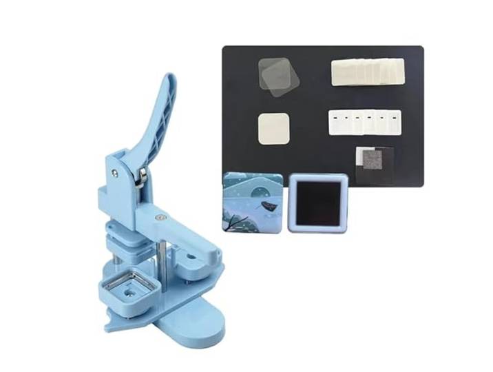 Badge Making Kit Die dreifarbige quadratische Kühlschrank-Ausweismaschine 50 x 50 mm eignet sich zur Herstellung von Kühlschrankmagneten/Ausweisnadeln Button Press Maschine(Blue Set)