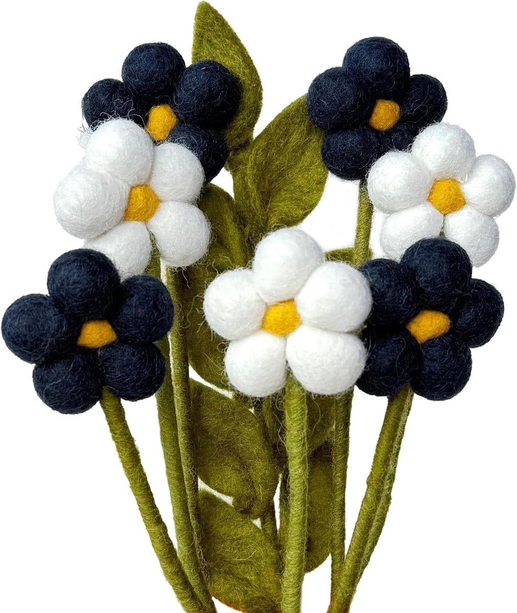 Handgemaakt boeket van duurzame vilten bloemen voor decoratie