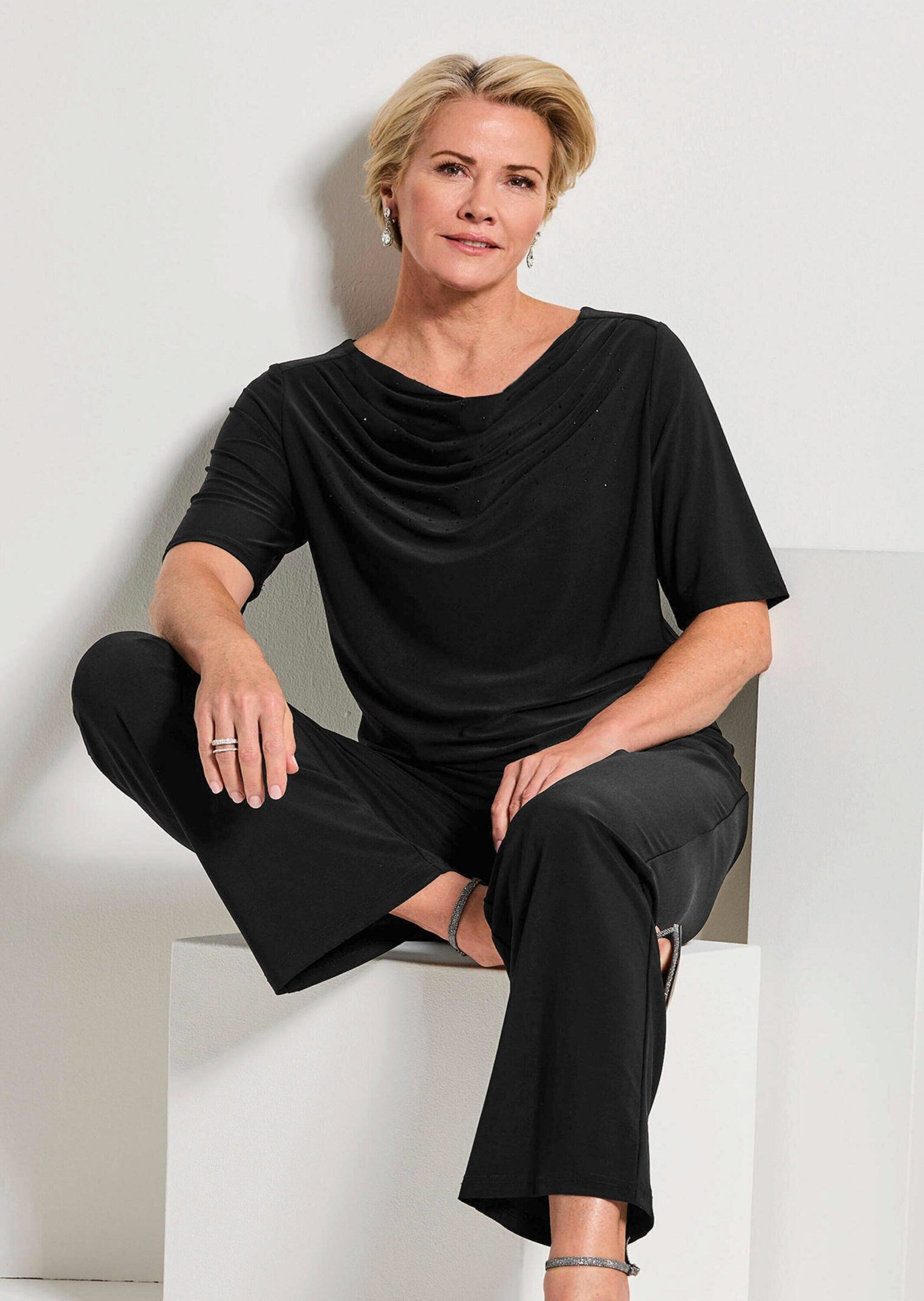 Kurzarmshirt GOLDNER "Kurzgröße Jerseyshirt mit Glitzersteinen", Damen, Gr. 19, schwarz, Obermaterial: 95% Polyester PES. 5% Elasthan EL., figurumspielend, Shirts Kurzarmshirt, Ton in Ton Hotfix am Wasserfallausschnitt